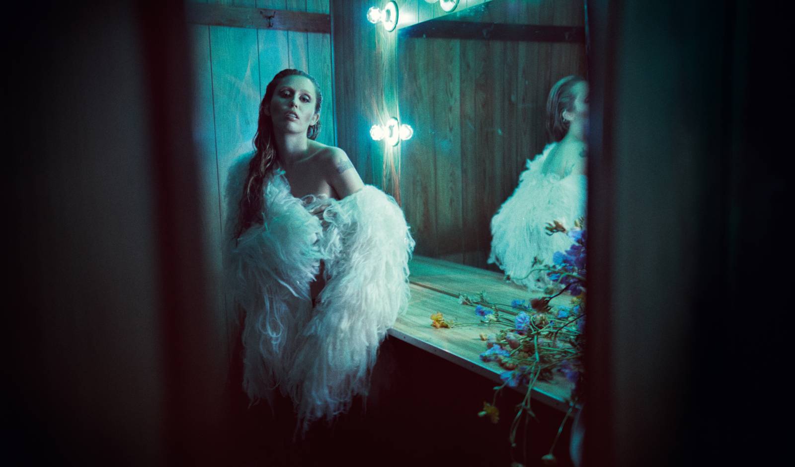 TOP 7 videoklipů týdne: Marek Ztracený vyrazil do Kalifornie, Yungblud ždímá emoce a Miley Cyrus vydala devátou studiovku