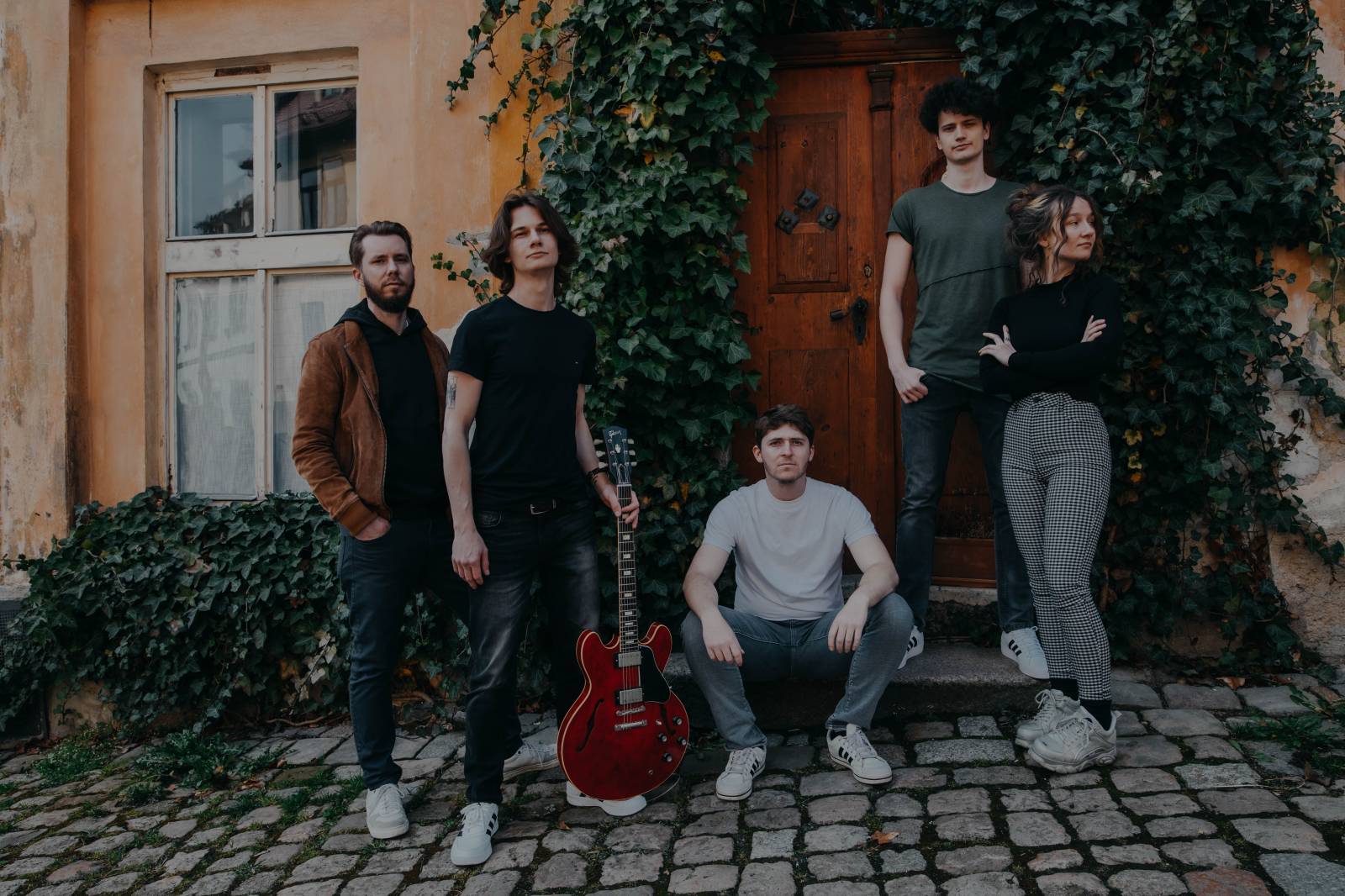 TOP 7 videoklipů týdne: Jordan Haj bojuje proti radikálům, Ed Sheeran oslavuje lásku bez hranic a z novinky We Are Domi dýchá letní pohoda