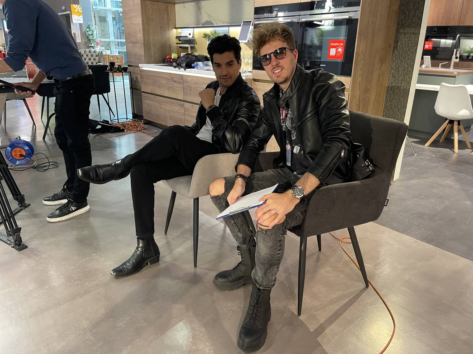 TOP 7 videoklipů týdne: Jordan Haj bojuje proti radikálům, Ed Sheeran oslavuje lásku bez hranic a z novinky We Are Domi dýchá letní pohoda