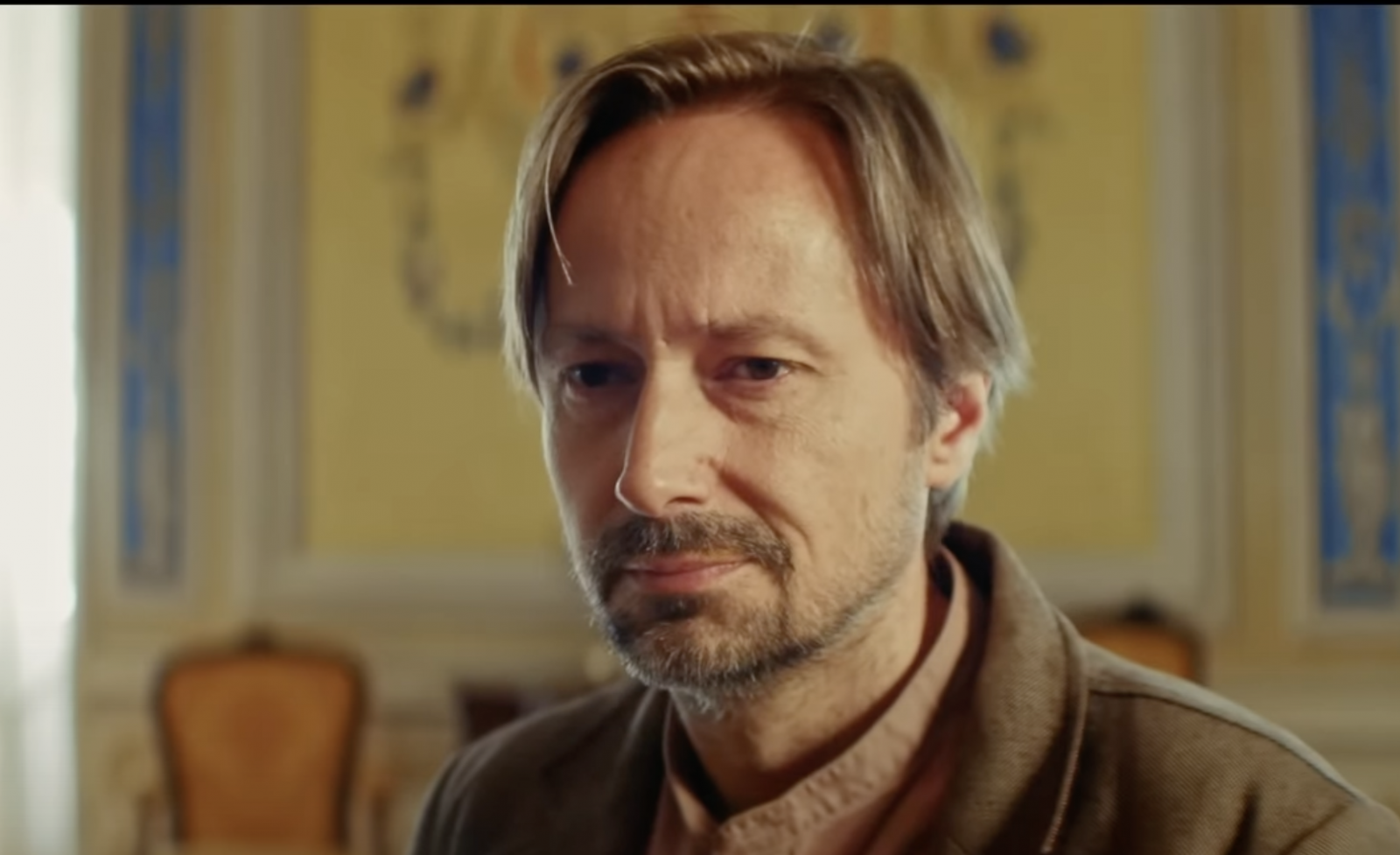 TOP 7 videoklipů týdne: Jelen vyměnil zpěváka, Pepa Vojtek a další připíjí Alkeholu a Lewis Capaldi hlásí comeback