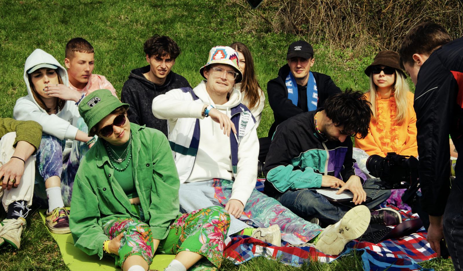 TOP 7 videoklipů týdne: Jelen vyměnil zpěváka, Pepa Vojtek a další připíjí Alkeholu a Lewis Capaldi hlásí comeback