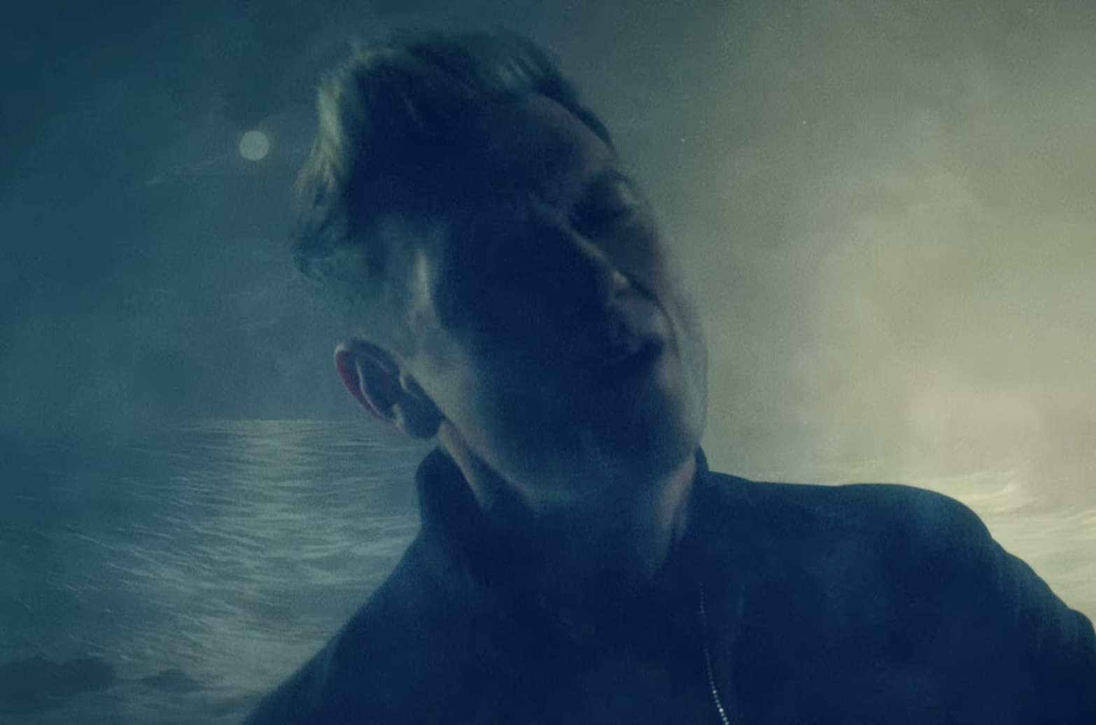 TOP 7 videoklipů týdne: Miley Cyrus válející se na chodníku slávy, Alex Warren zpívající zesnulým rodičům i Pjena peroucí smůlu se štěstím