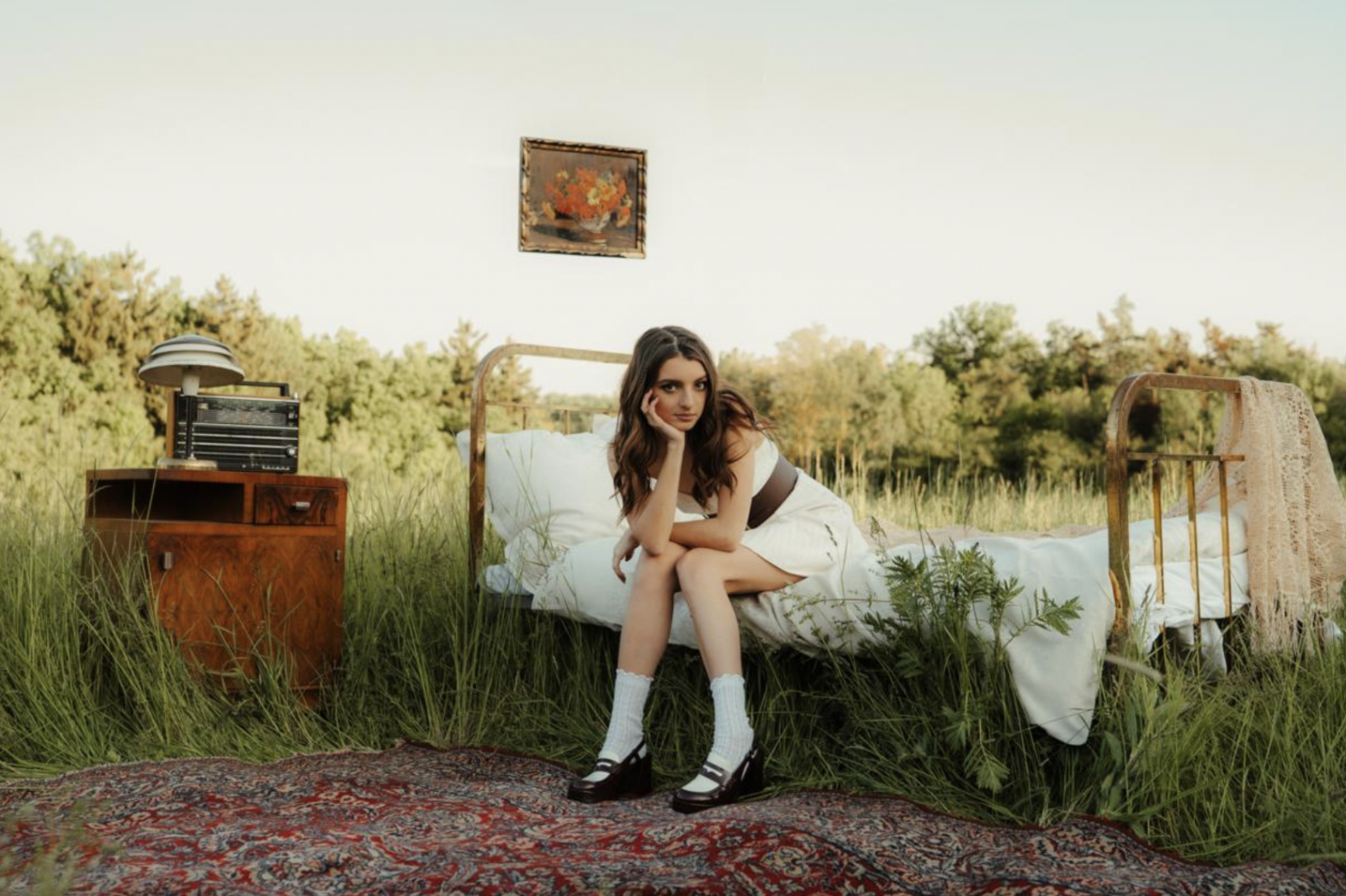 TOP 7 videoklipů týdne: Miley Cyrus válející se na chodníku slávy, Alex Warren zpívající zesnulým rodičům i Pjena peroucí smůlu se štěstím