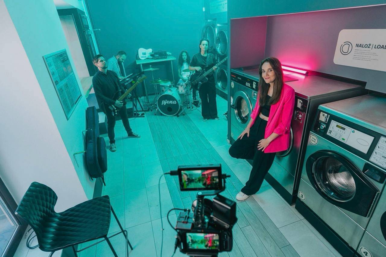 TOP 7 videoklipů týdne: Miley Cyrus válející se na chodníku slávy, Alex Warren zpívající zesnulým rodičům i Pjena peroucí smůlu se štěstím