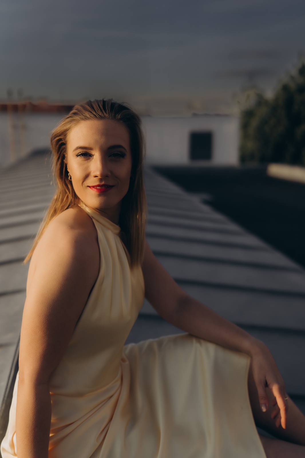 TOP 7 videoklipů týdne: Miley Cyrus válející se na chodníku slávy, Alex Warren zpívající zesnulým rodičům i Pjena peroucí smůlu se štěstím