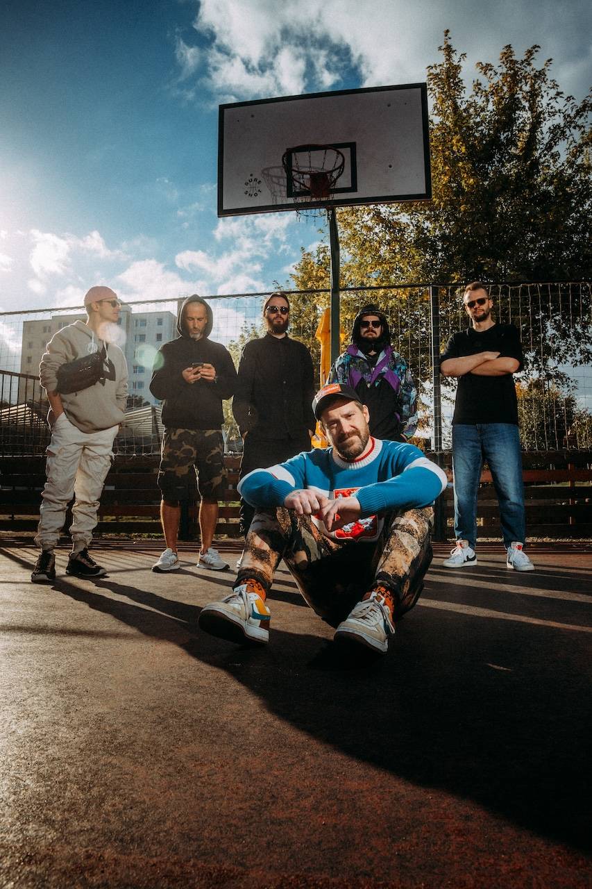 TOP 7 videoklipů týdne: No Name přemýšlí nad dnešním světem, Prago Union natáčeli doma a Adam Mišík zve na Chardonnay