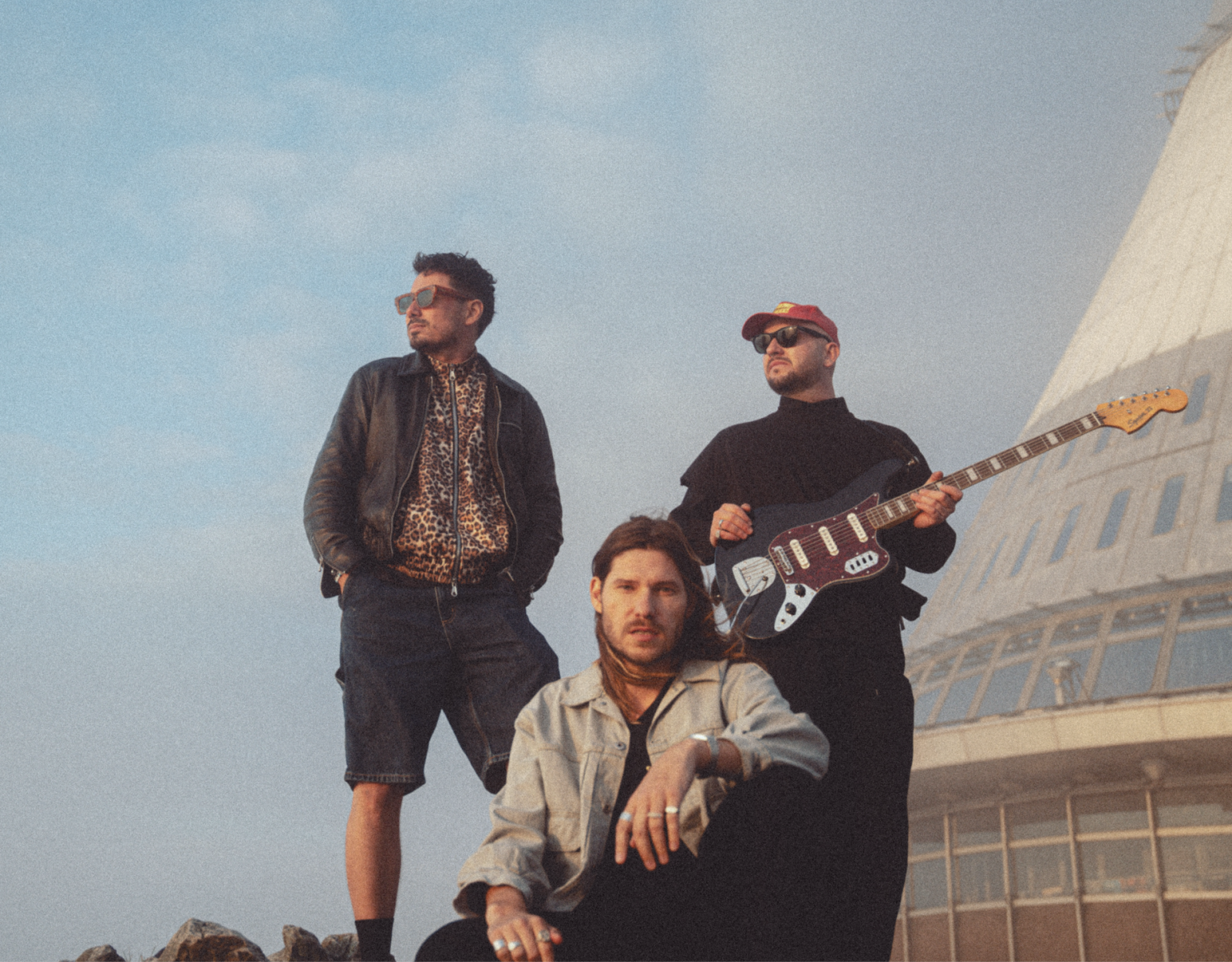 TOP 7 videoklipů týdne: No Name přemýšlí nad dnešním světem, Prago Union natáčeli doma a Adam Mišík zve na Chardonnay