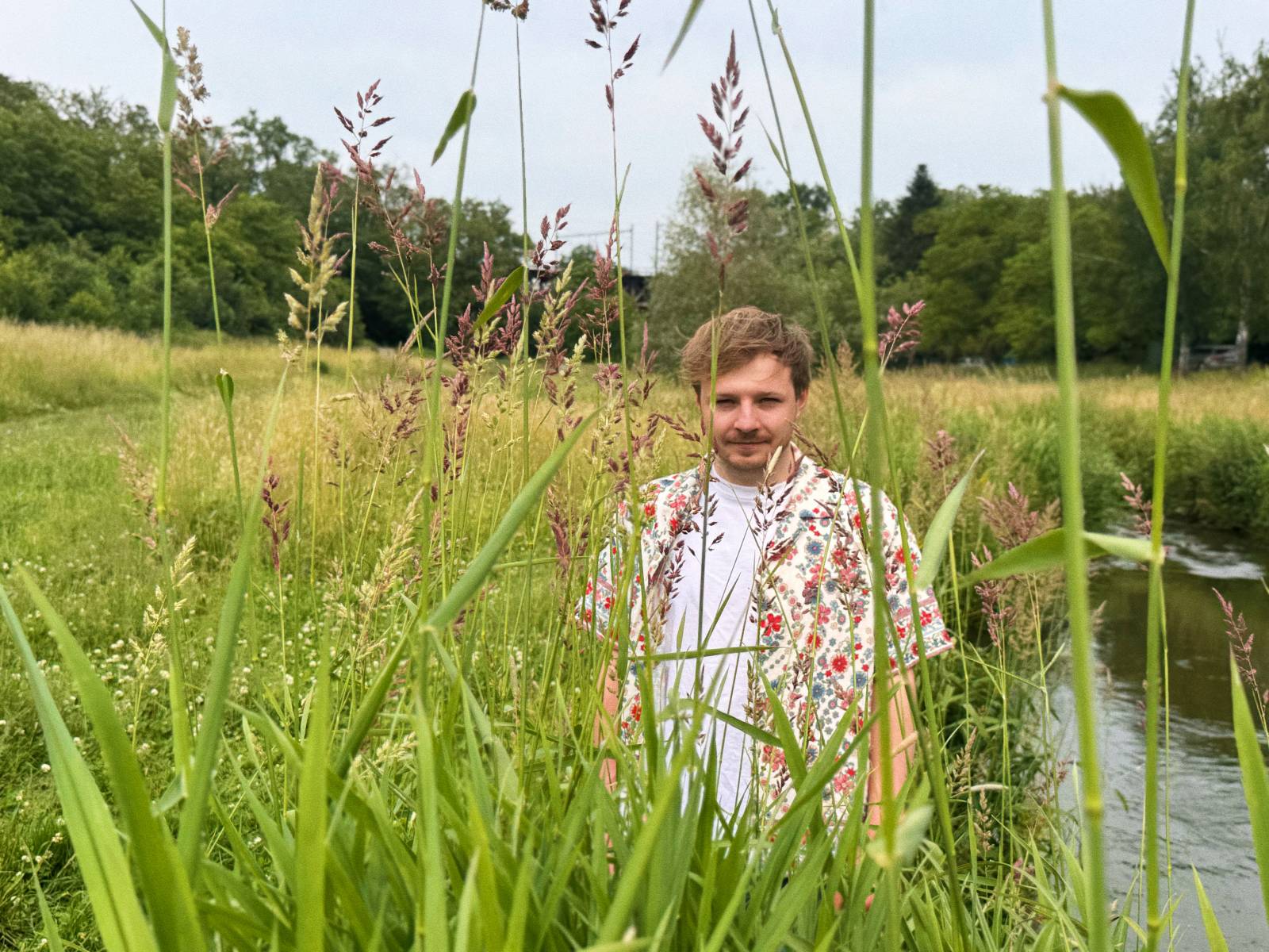 TOP 7 videoklipů týdne: No Name přemýšlí nad dnešním světem, Prago Union natáčeli doma a Adam Mišík zve na Chardonnay