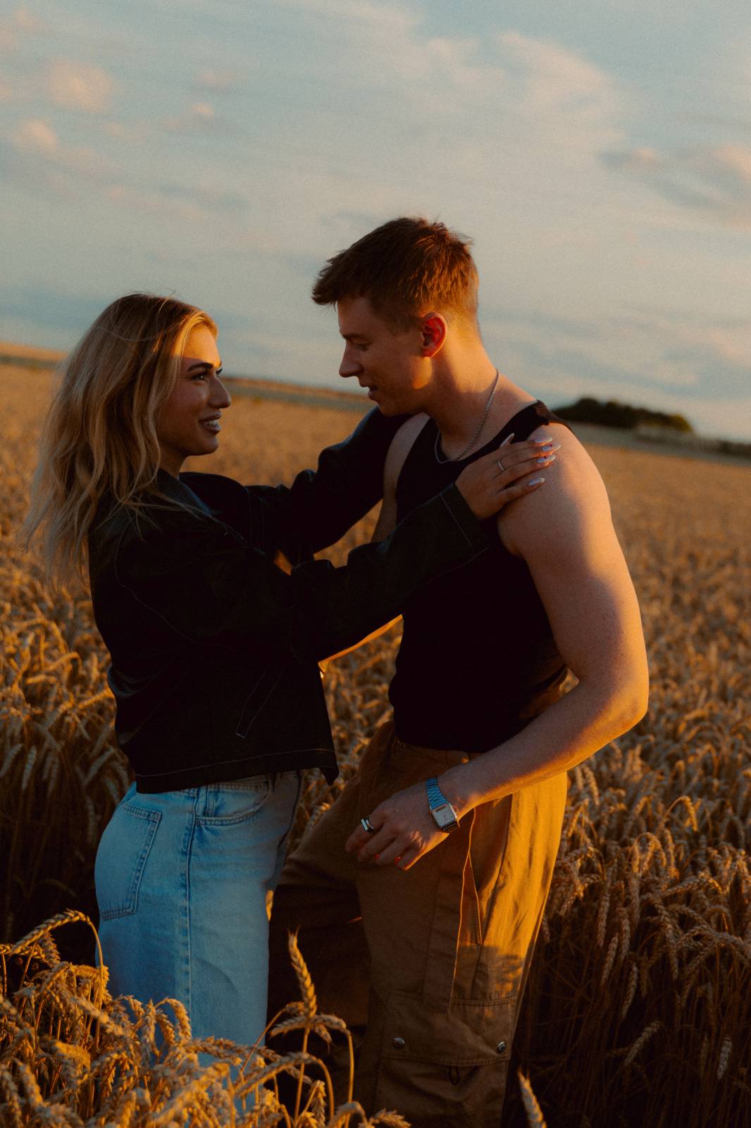 TOP 7 videoklipů týdne: No Name přemýšlí nad dnešním světem, Prago Union natáčeli doma a Adam Mišík zve na Chardonnay