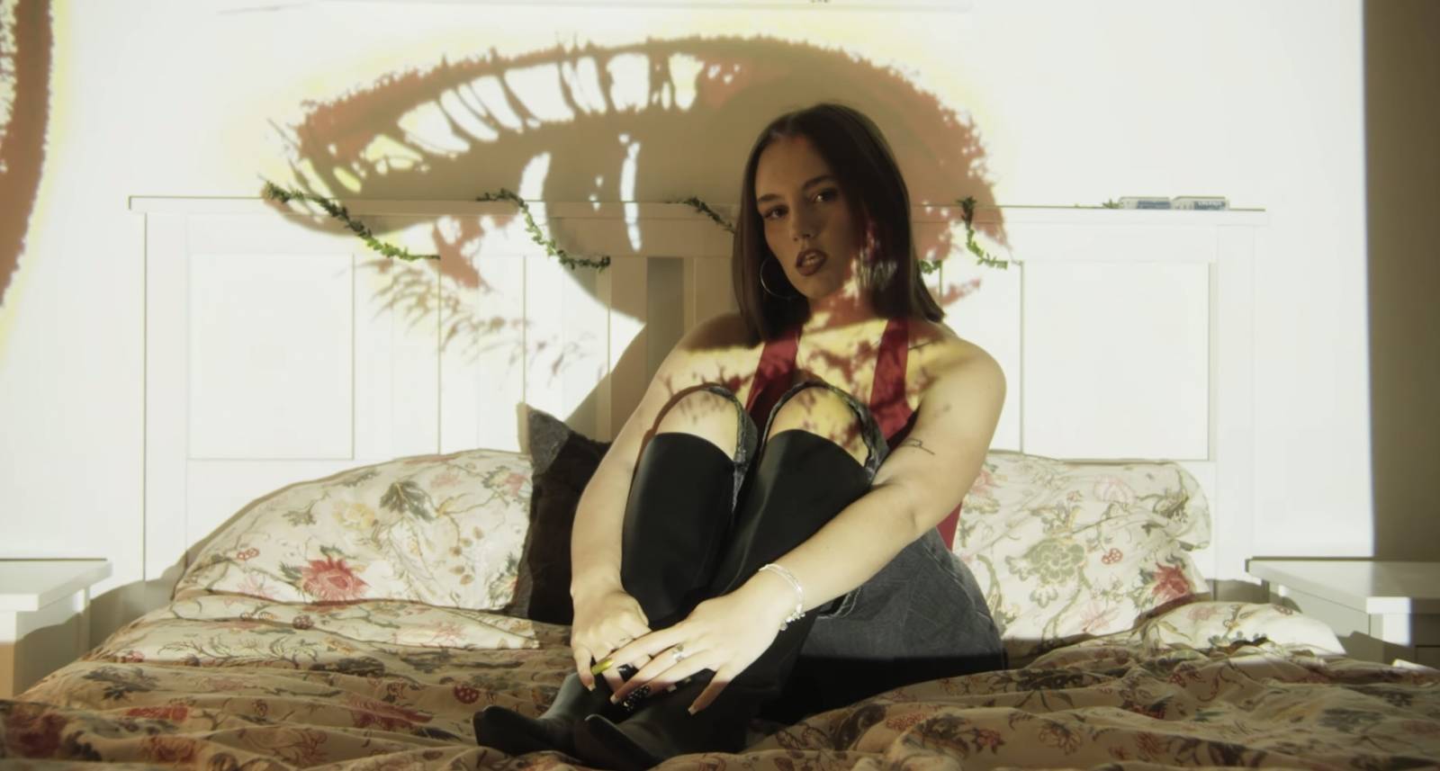 TOP 7 videoklipů týdne: Nick Cave připomíná Elvise Presleyho a Ed Sheeran se oženil se stalkerem Rupertem Grintem