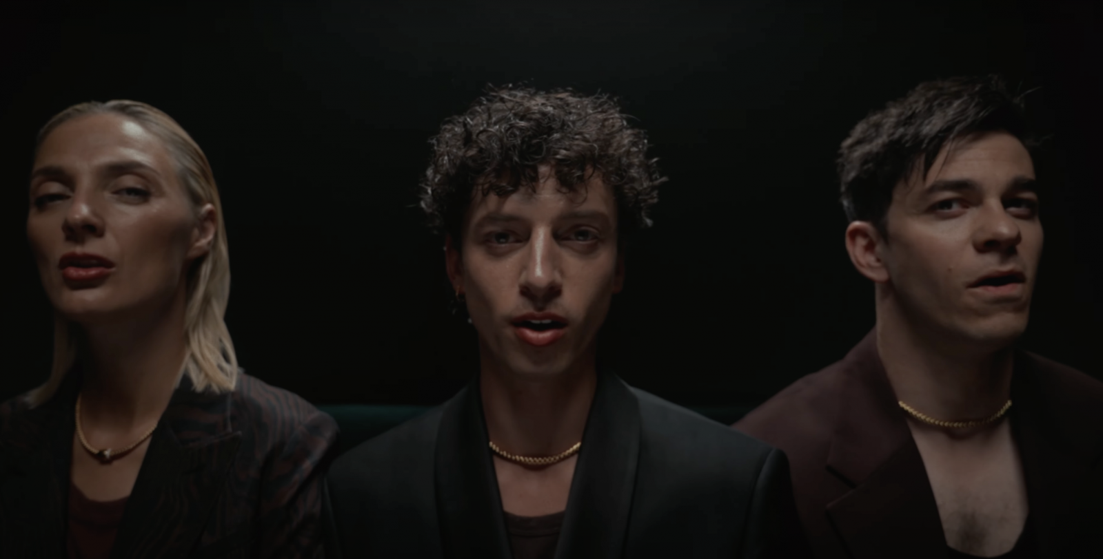 TOP 7 videoklipů týdne: Nick Cave připomíná Elvise Presleyho a Ed Sheeran se oženil se stalkerem Rupertem Grintem