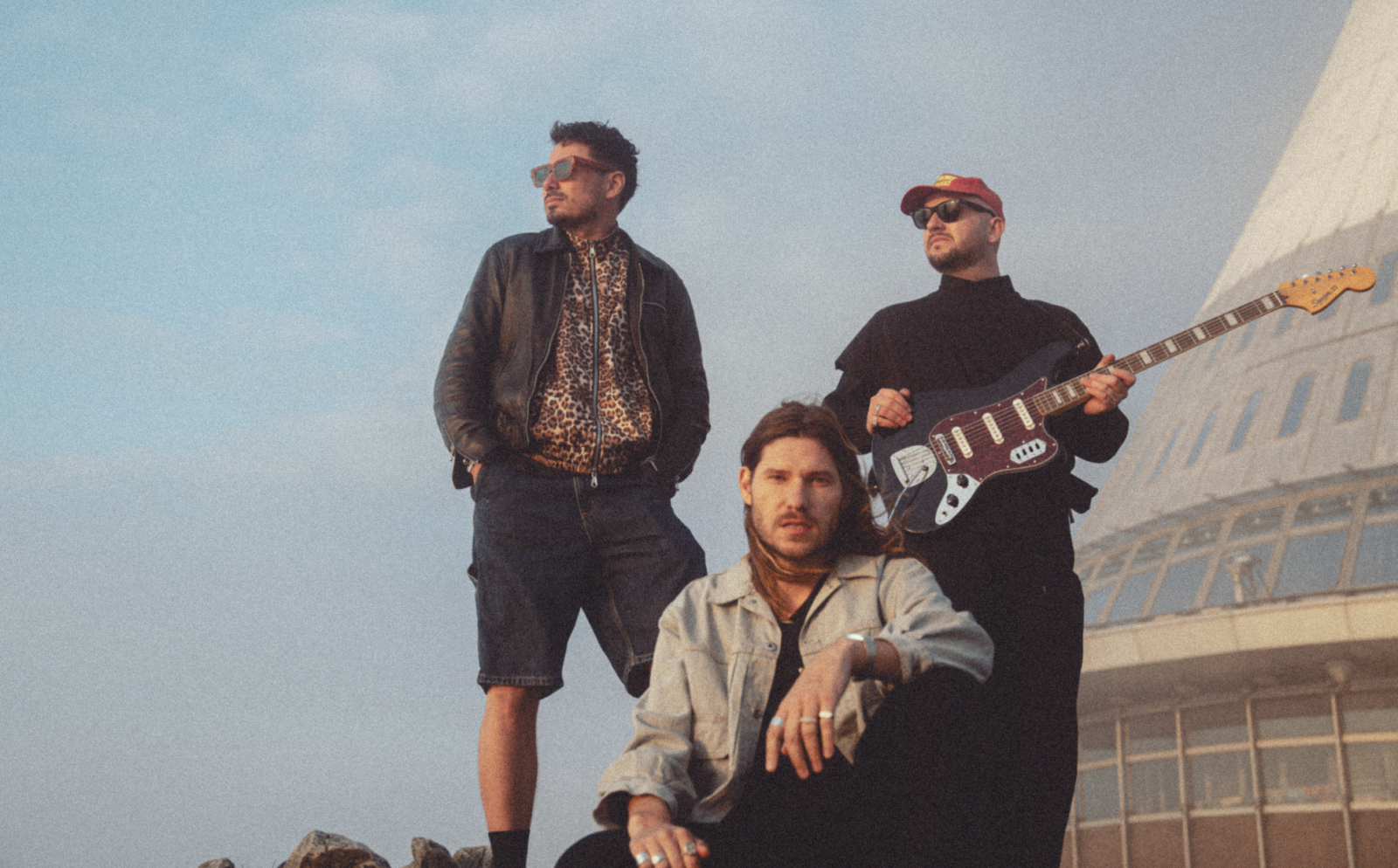 TOP 7 videoklipů týdne: Nick Cave připomíná Elvise Presleyho a Ed Sheeran se oženil se stalkerem Rupertem Grintem