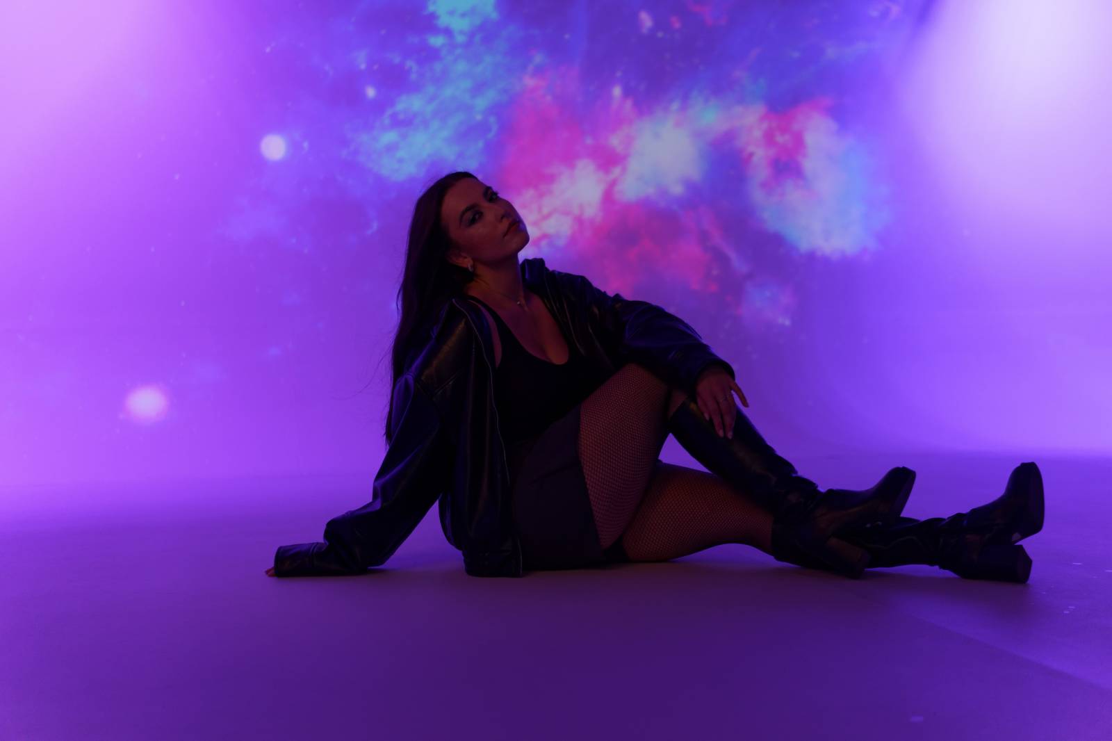 TOP 7 videoklipů týdne: Lady Gaga tančí tanec mrtvých. Hlásí se také Šimon Opp, Reflections of Karma i Monika