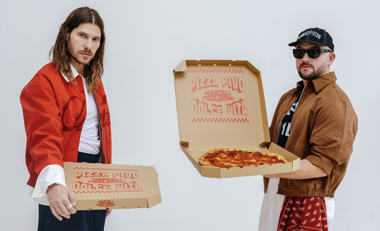 TOP 7 videoklipů týdne: Chinaski natáčeli na zámku, Harlej s kolegy z branže. Martin Chobot a Miley Cyrus přichází s intimní zpovědí