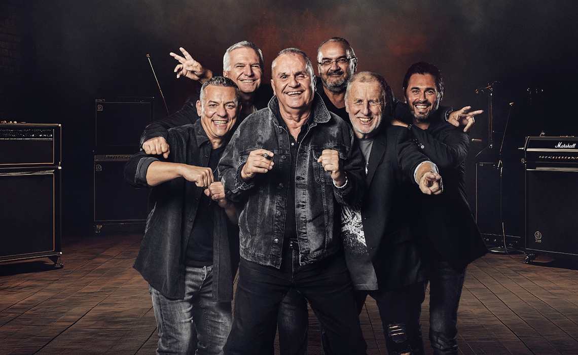 TOP 7 videoklipů týdne: Chinaski natáčeli na zámku, Harlej s kolegy z branže. Martin Chobot a Miley Cyrus přichází s intimní zpovědí