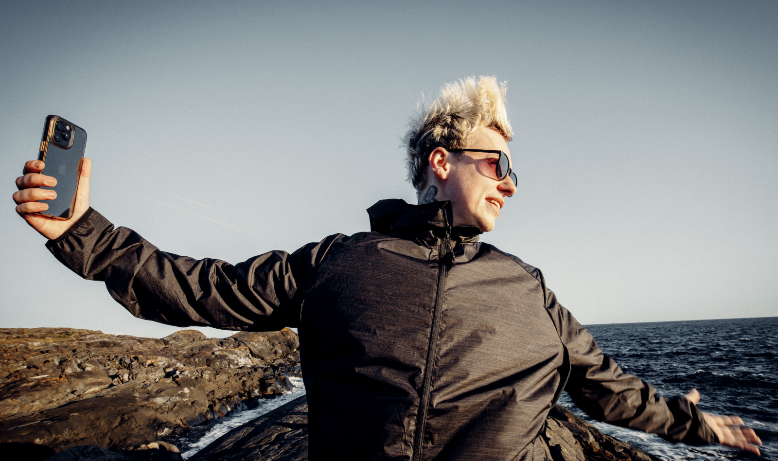 TOP 7 videoklipů týdne: Chinaski natáčeli na zámku, Harlej s kolegy z branže. Martin Chobot a Miley Cyrus přichází s intimní zpovědí