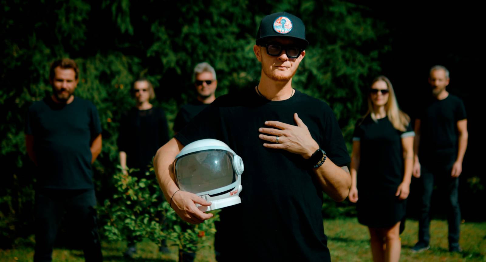 TOP 7 videoklipů týdne: ADONXS zkoumá zlomené srdce, Martina Pártlová popisuje životní kolotoč žen