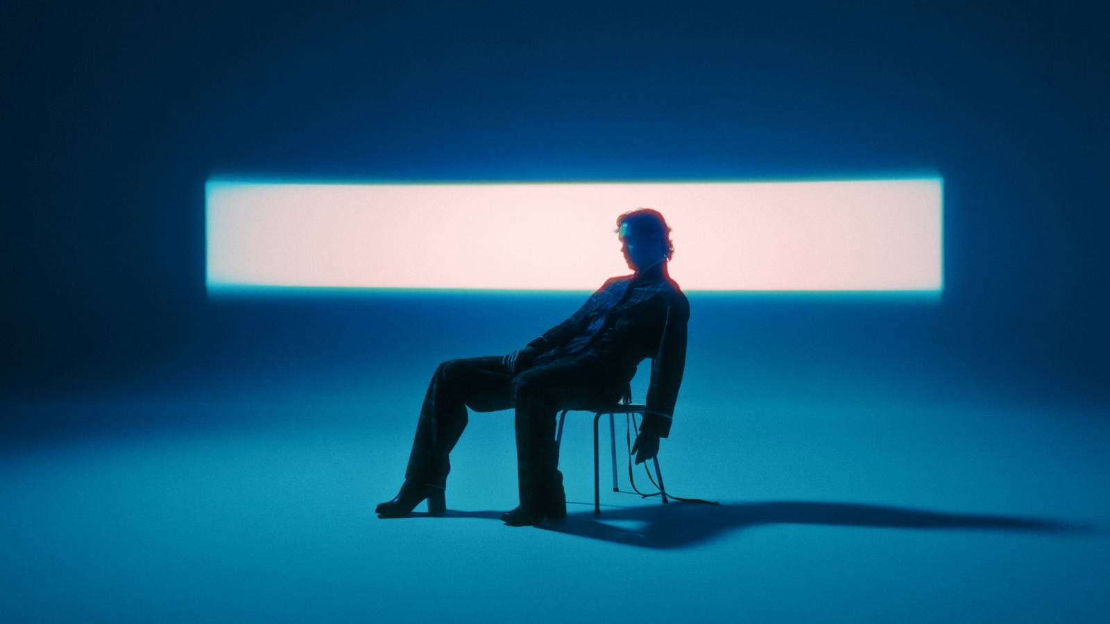 TOP 7 videoklipů týdne: ADONXS zkoumá zlomené srdce, Martina Pártlová popisuje životní kolotoč žen