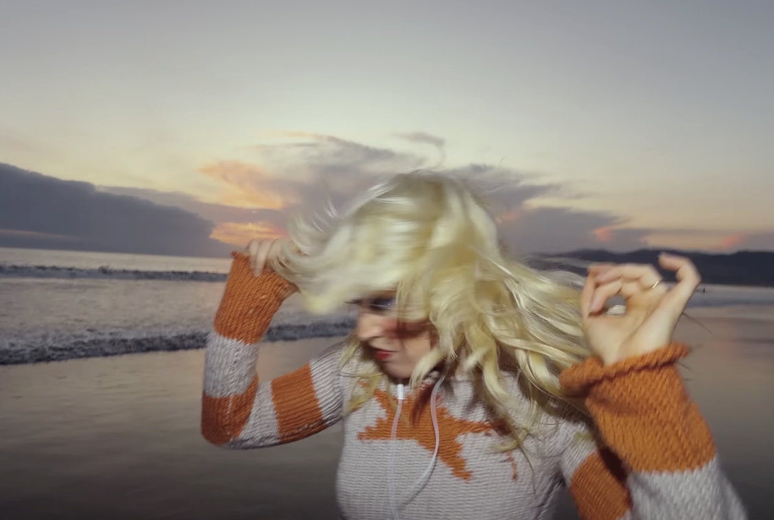 TOP 7 videoklipů týdne: ADONXS zkoumá zlomené srdce, Martina Pártlová popisuje životní kolotoč žen