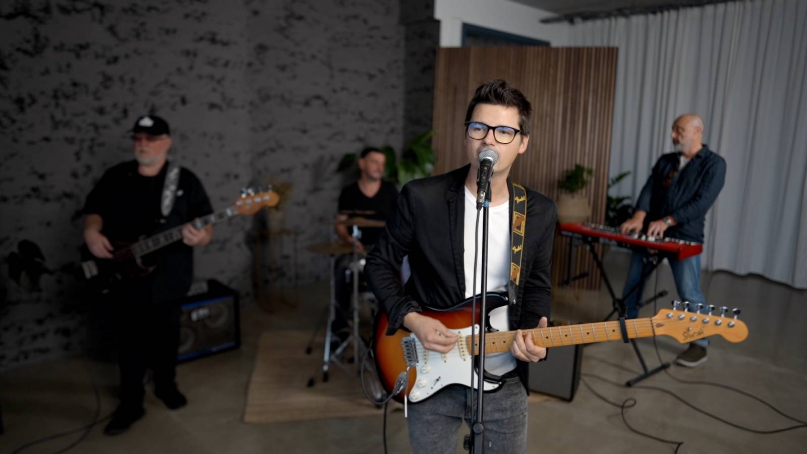 TOP 7 videoklipů týdne: Rybičky 48 vzpomínají na minulost a v novince Lucie Bílé se najdou ženy-mámy 