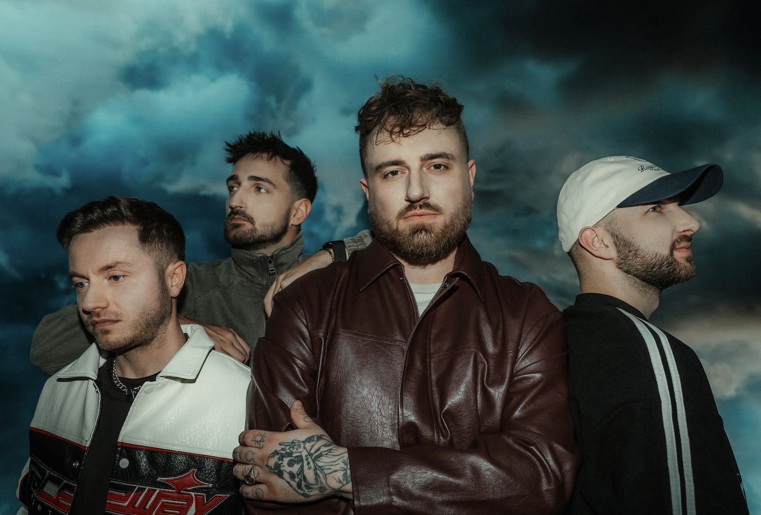 TOP 7 videoklipů týdne: Roman Holý vydává sólové album, Vojtaano brnká na vážnější strunu a spolupráce Ewy Farne a Calina