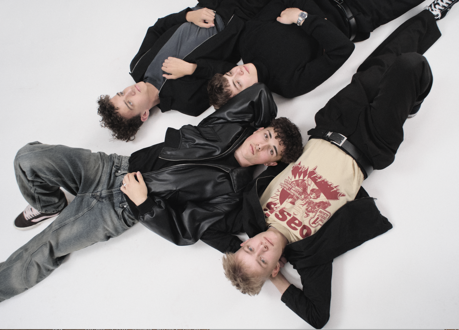 TOP 7 videoklipů týdne: Roman Holý vydává sólové album, Vojtaano brnká na vážnější strunu a spolupráce Ewy Farne a Calina