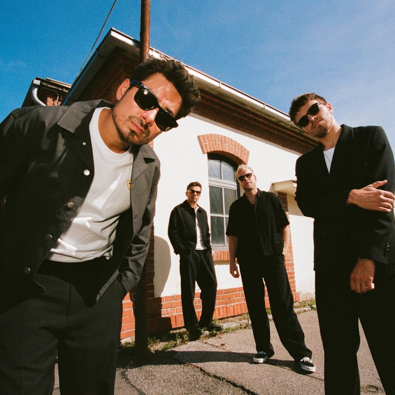 TOP 7 videoklipů týdne: Fast Food Orchestra přidává plyn, Jiří Krhut zatahuje pupek a MØNØDREAM vypráví o hledání síly