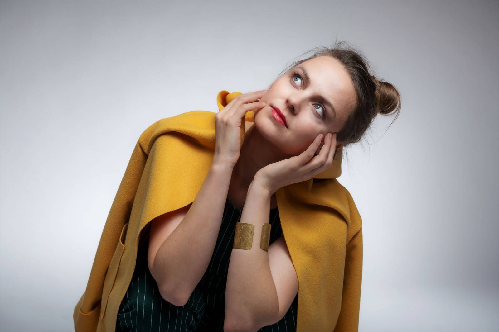 TOP 7 videoklipů týdne: Fast Food Orchestra přidává plyn, Jiří Krhut zatahuje pupek a MØNØDREAM vypráví o hledání síly