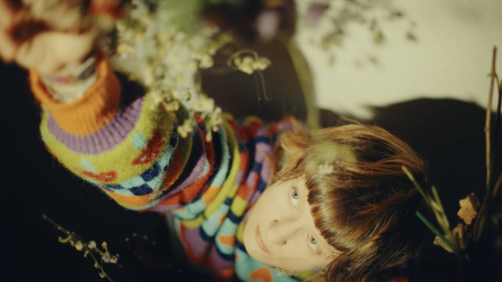 TOP 7 videoklipů týdne: Fast Food Orchestra přidává plyn, Jiří Krhut zatahuje pupek a MØNØDREAM vypráví o hledání síly