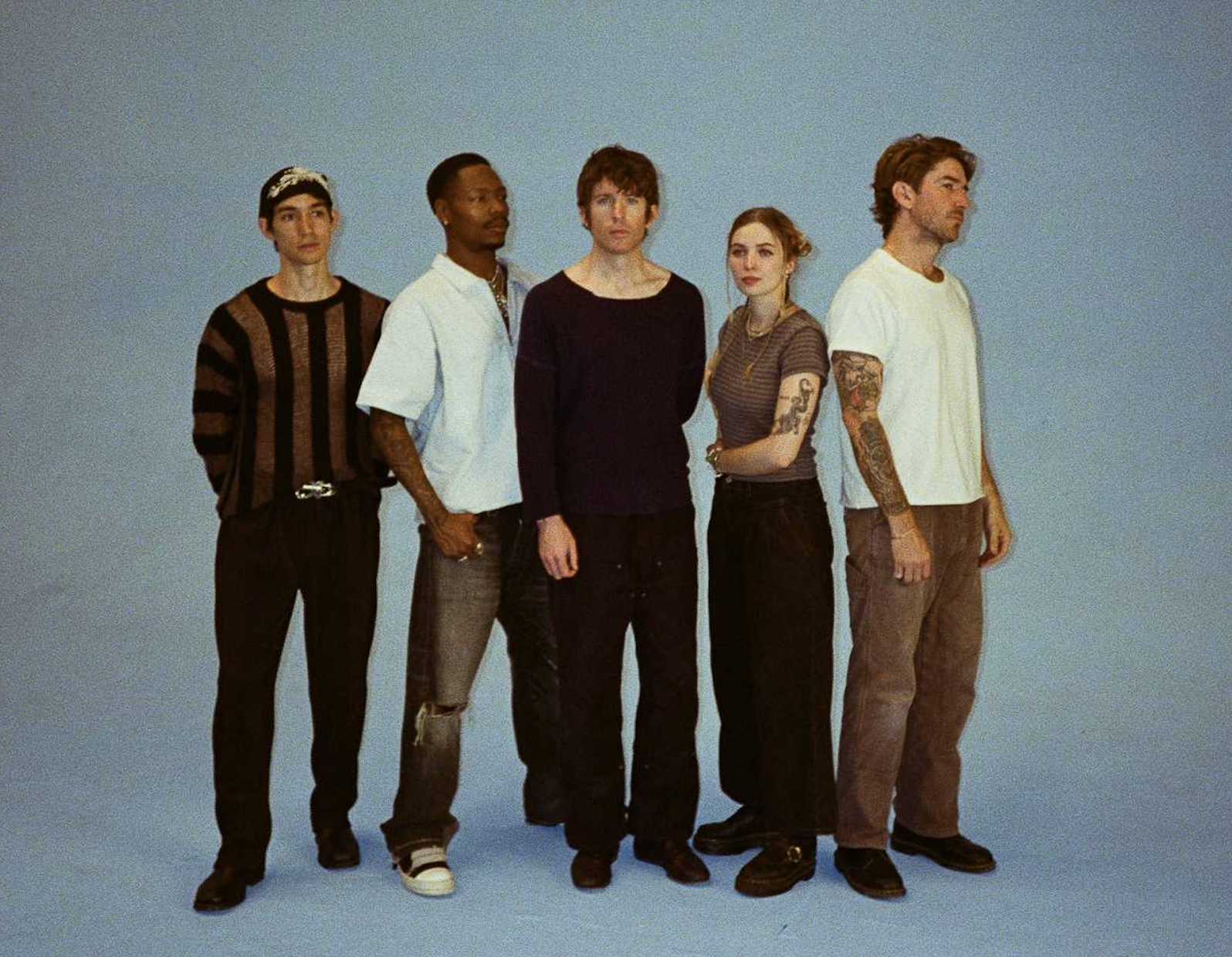 TOP 7 videoklipů týdne: Yungblud ladí akustickou notu, Paulie Garand vzhlíží s respektem k nebi a Sabina Křováková zve na adrenalinový večírek