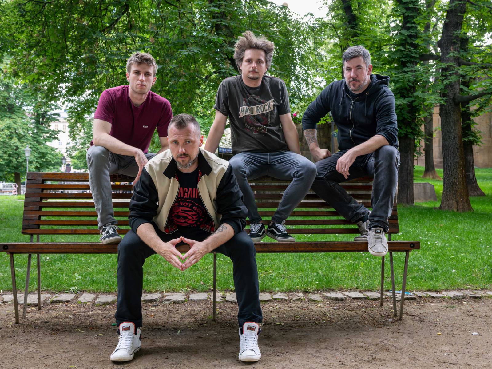 TOP 7 videoklipů týdne: Yungblud ladí akustickou notu, Paulie Garand vzhlíží s respektem k nebi a Sabina Křováková zve na adrenalinový večírek