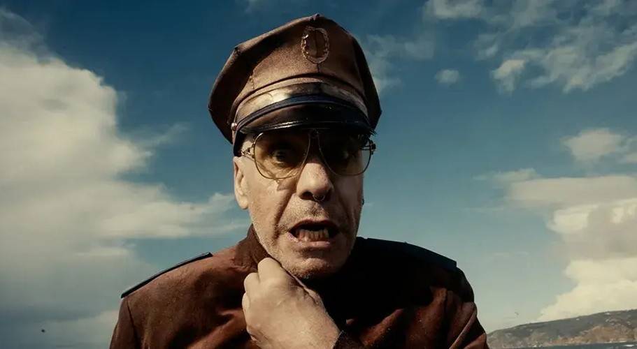 VIDEO: Všechno se mění, jen Till Lindemann ne. Vánoční singl je opět plný bizarností