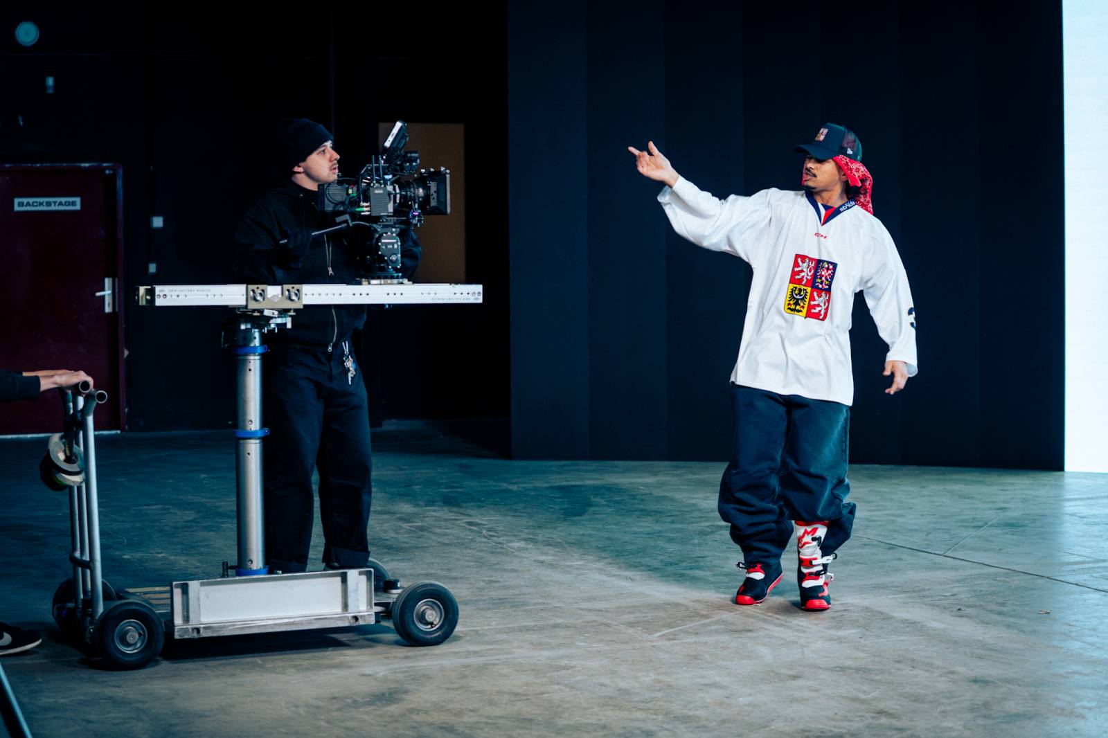 TOP 7 videoklipů týdne: Vanua2 zpívá o rozdílných světech žen a mužů, MØNØDREAM se cítí jako vězeň ve svých myšlenkách a Ben Cristovao motivuje ke sportu