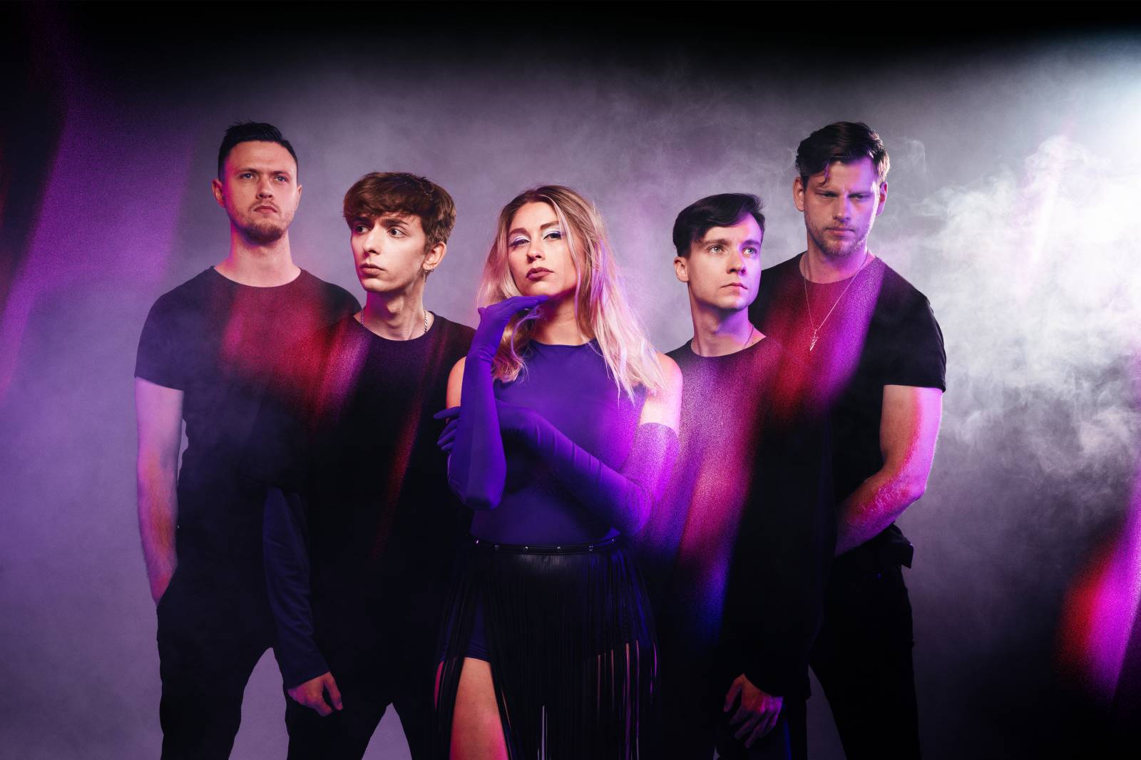 TOP 7 videoklipů týdne: Harlej vzpomínají na narozeninový koncert v O2 universu, Reflections of Karma nahrávali s Otou Váňou a Xindl X s dcerou Alicí