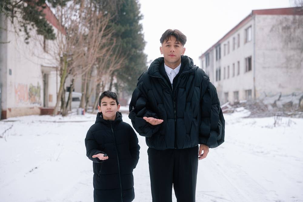 TOP 7 videoklipů týdne: Harlej vzpomínají na narozeninový koncert v O2 universu, Reflections of Karma nahrávali s Otou Váňou a Xindl X s dcerou Alicí