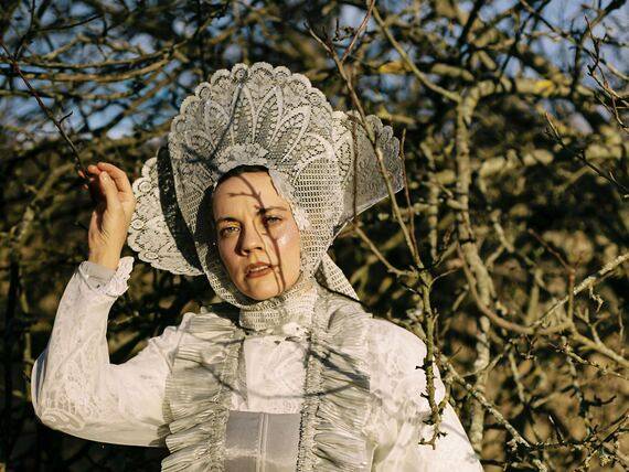 TOP 7 videoklipů týdne: Paris Jackson připravuje nové album, ADONXS a Emma Drobná boří mýty a The Fialky mění fotbal v punk rock