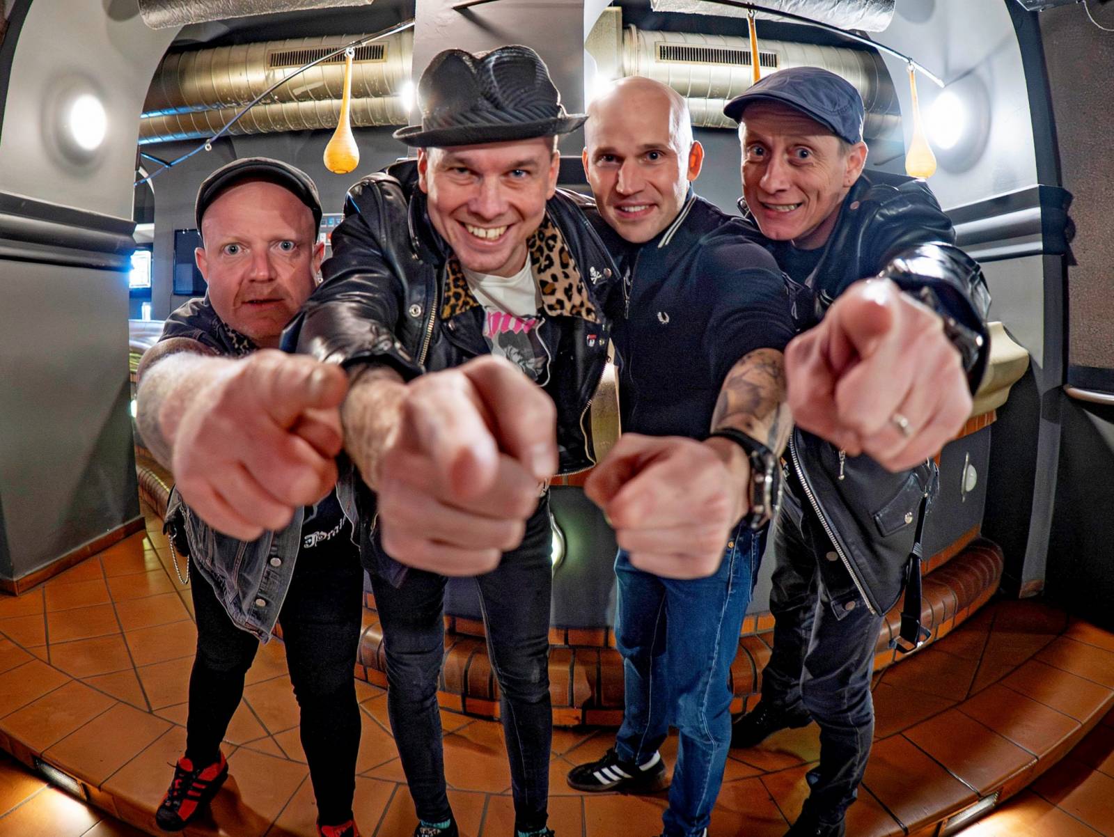 TOP 7 videoklipů týdne: Paris Jackson připravuje nové album, ADONXS a Emma Drobná boří mýty a The Fialky mění fotbal v punk rock