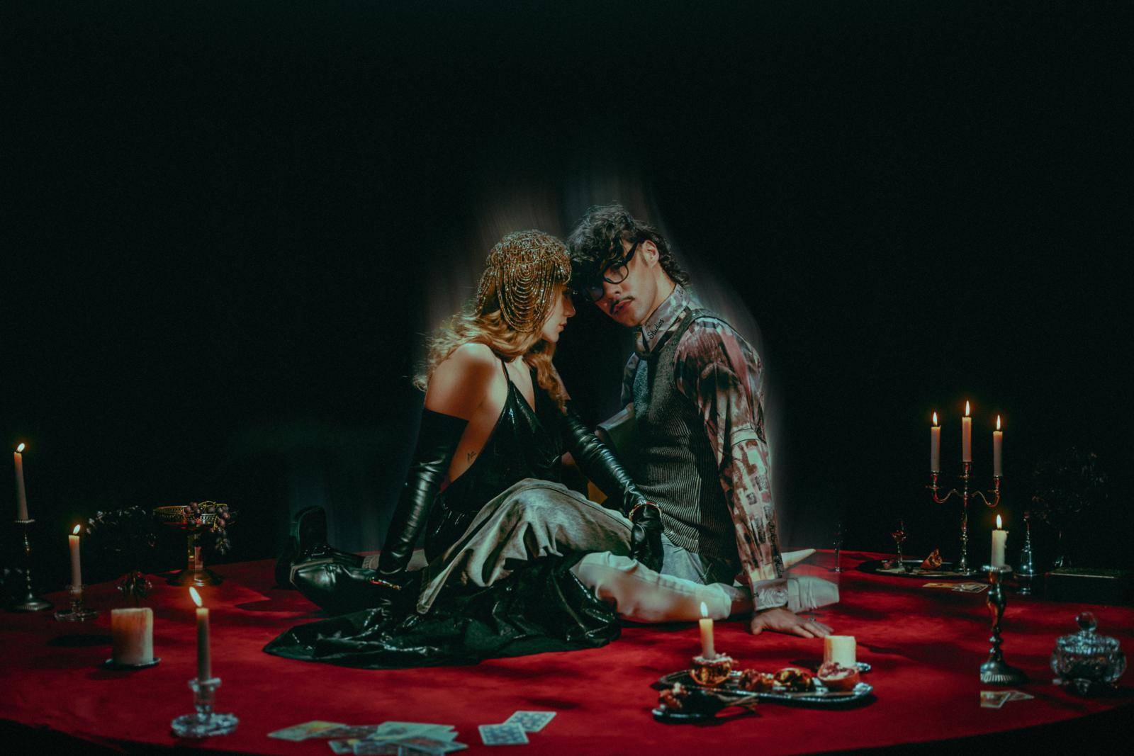 TOP 7 videoklipů týdne: Paris Jackson připravuje nové album, ADONXS a Emma Drobná boří mýty a The Fialky mění fotbal v punk rock