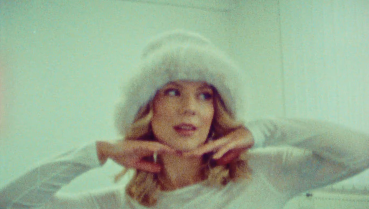 TOP 7 videoklipů týdne: Paris Jackson připravuje nové album, ADONXS a Emma Drobná boří mýty a The Fialky mění fotbal v punk rock