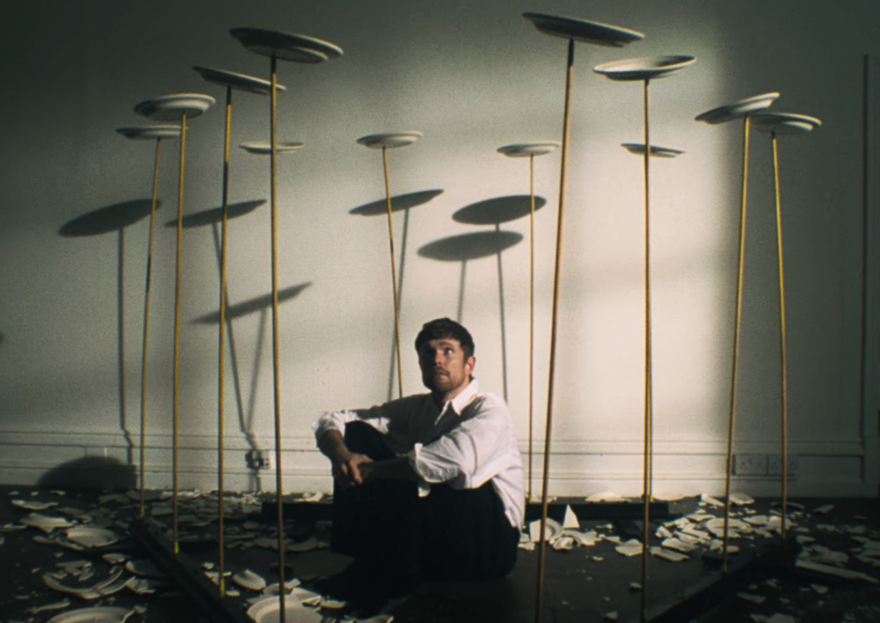 TOP 7 videoklipů týdne: Paris Jackson připravuje nové album, ADONXS a Emma Drobná boří mýty a The Fialky mění fotbal v punk rock