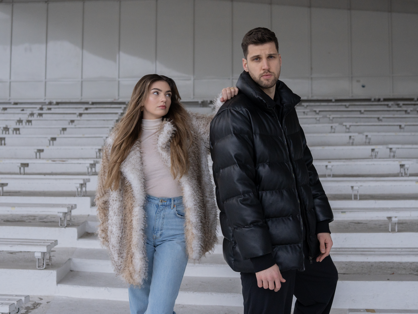 TOP 7 videoklipů týdne: Paris Jackson připravuje nové album, ADONXS a Emma Drobná boří mýty a The Fialky mění fotbal v punk rock