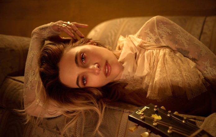 TOP 7 videoklipů týdne: Paris Jackson připravuje nové album, ADONXS a Emma Drobná boří mýty a The Fialky mění fotbal v punk rock