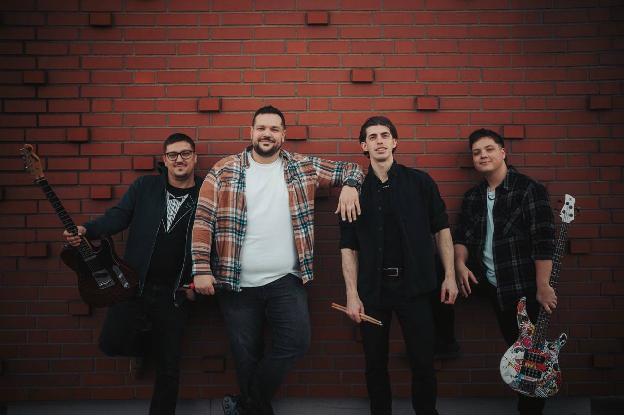 TOP 7 videoklipů týdne: Václav Neckář připomíná rok 1968. O slovo se hlásí i Jelen, Lucie Bílá či Mirai s Ewou Farnou