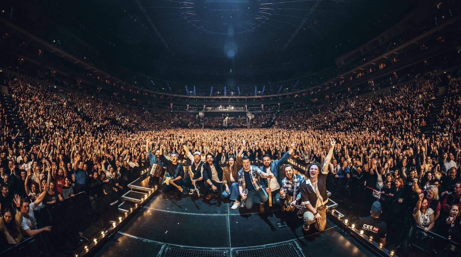 TOP 7 videoklipů týdne: Václav Neckář připomíná rok 1968. O slovo se hlásí i Jelen, Lucie Bílá či Mirai s Ewou Farnou