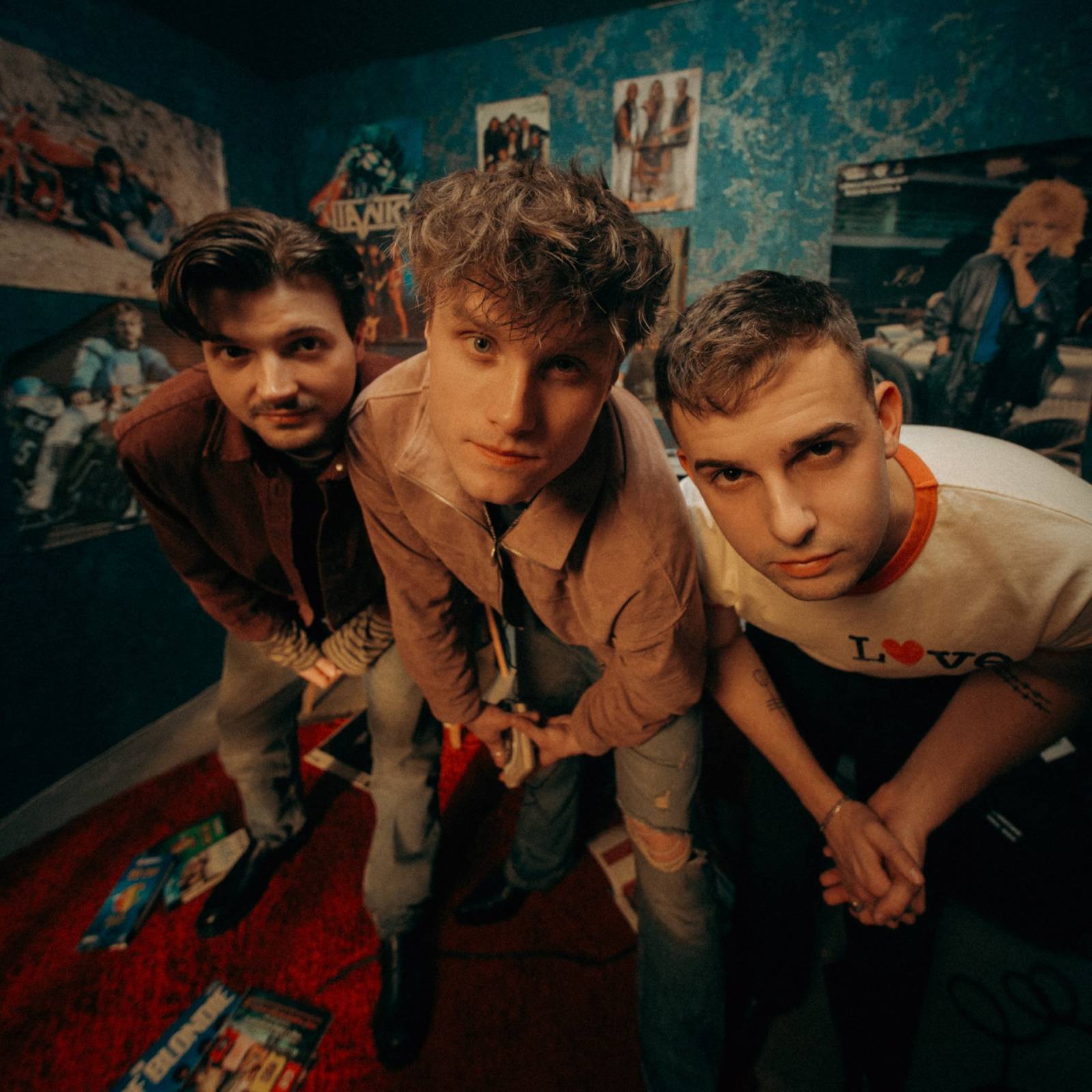 TOP 7 videoklipů týdne: Dan Bárta a Illustratosphere zvou na turné, Kaczi otevírá staré rány a Keanu Reeves s Dogstar se těší do Prahy