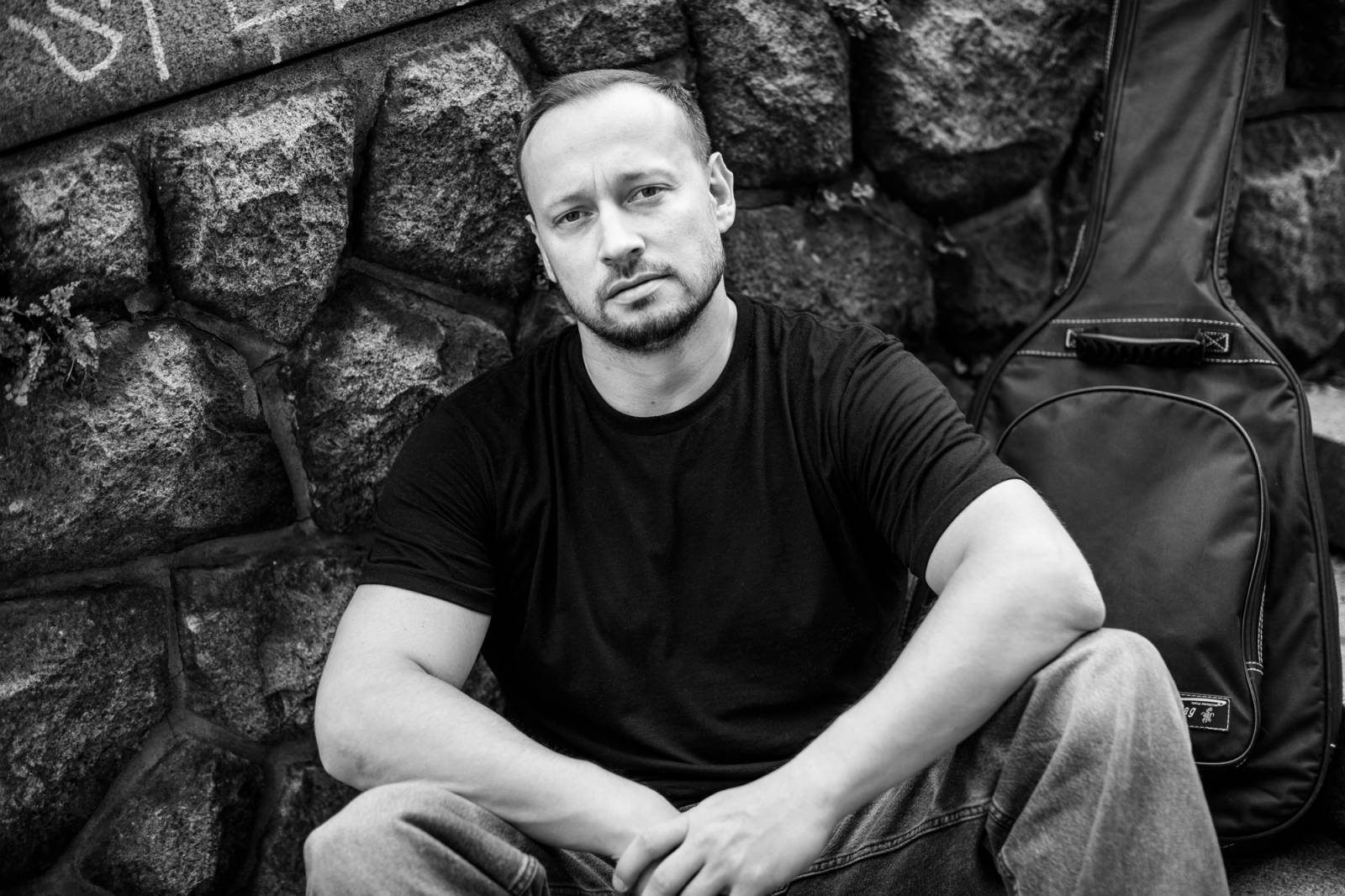 TOP 7 videoklipů týdne: Dan Bárta a Illustratosphere zvou na turné, Kaczi otevírá staré rány a Keanu Reeves s Dogstar se těší do Prahy