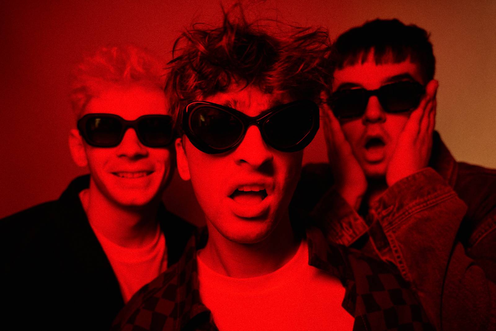 TOP 7 videoklipů týdne: Céline Dion hlásí comeback, Civilní Obrana zve na největší koncert kariéry a GUFRAU a Marie April spojili síly