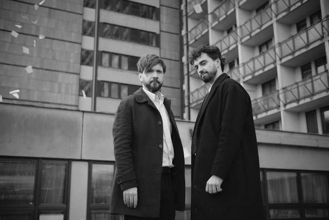 TOP 7 videoklipů týdne: Geoff Tyson zpívá o lásce ve světě, který se vymyká kontrole, Foo Fighters mají nové album a Marek Ztracený se těší na pátek