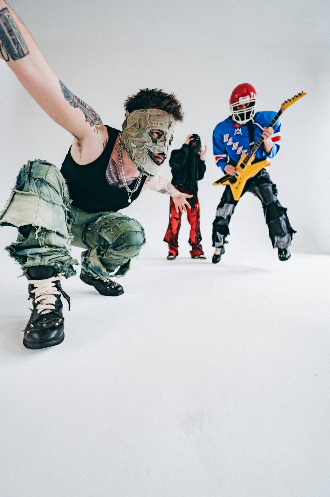 TOP 7 videoklipů týdne: Geoff Tyson zpívá o lásce ve světě, který se vymyká kontrole, Foo Fighters mají nové album a Marek Ztracený se těší na pátek