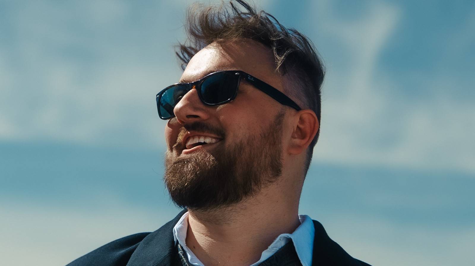 TOP 7 videoklipů týdne: Geoff Tyson zpívá o lásce ve světě, který se vymyká kontrole, Foo Fighters mají nové album a Marek Ztracený se těší na pátek